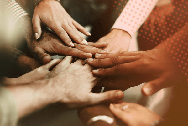 gerações-no-mercado-de-trabalho-cultura-empresarial-na-transformação-digital-pessoas-tocando-as-mãos-como-uma-equipe